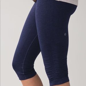 Navy blue run crop pant